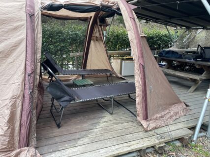 ツールームテントの前室に簡易ベット設置